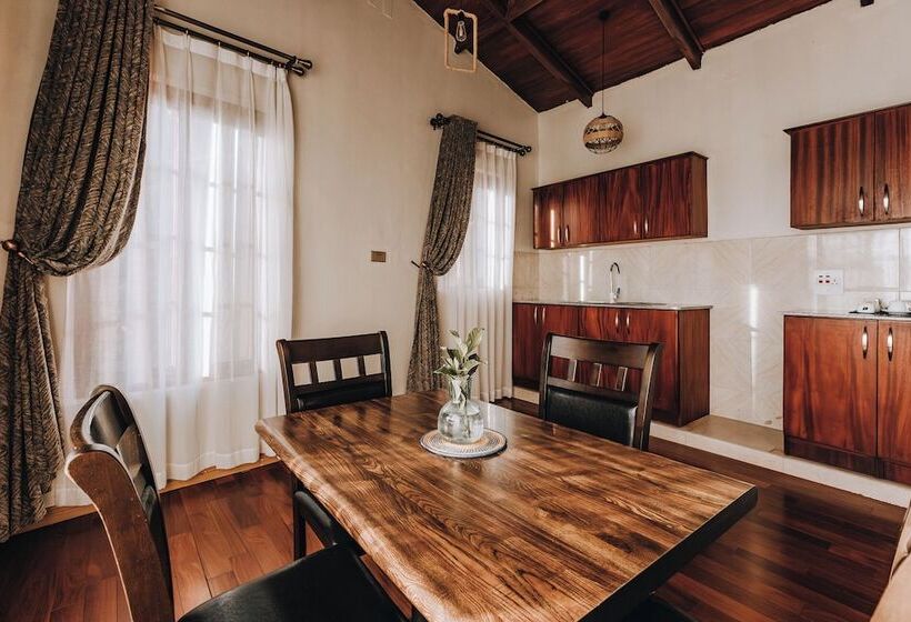 هتل Gorilla Heights Lodge