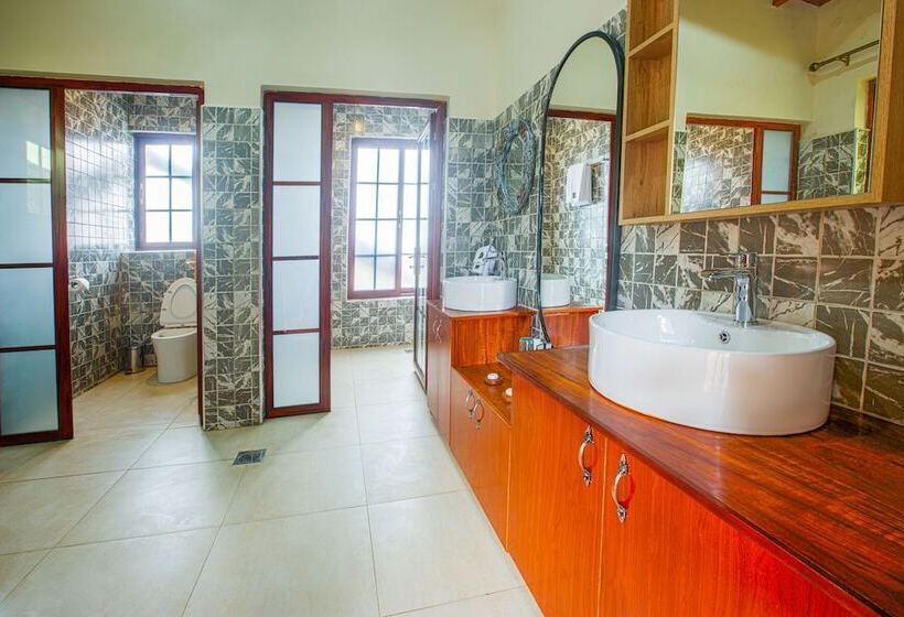 هتل Gorilla Heights Lodge