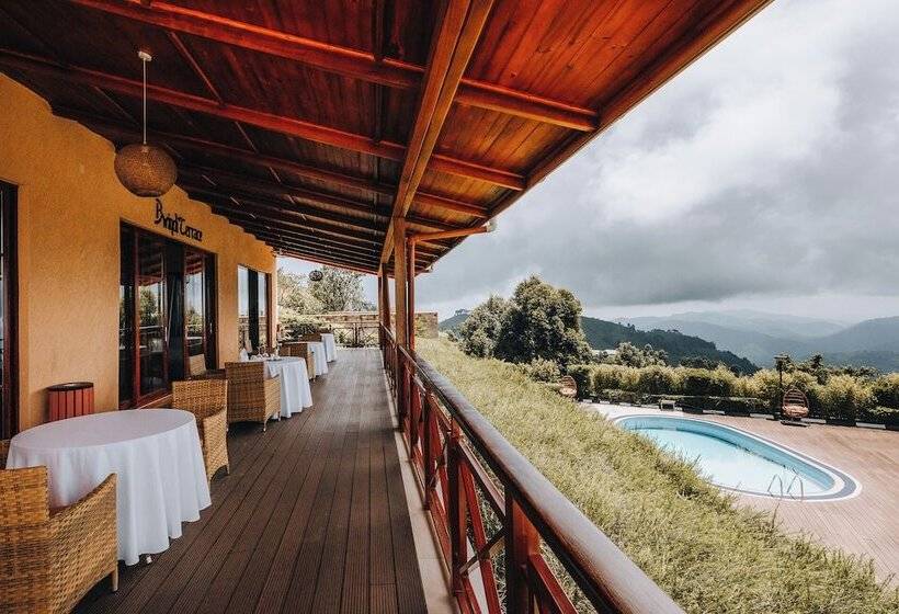 هتل Gorilla Heights Lodge