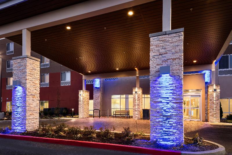 Отель Holiday Inn Express & Suites Bend South, An Ihg