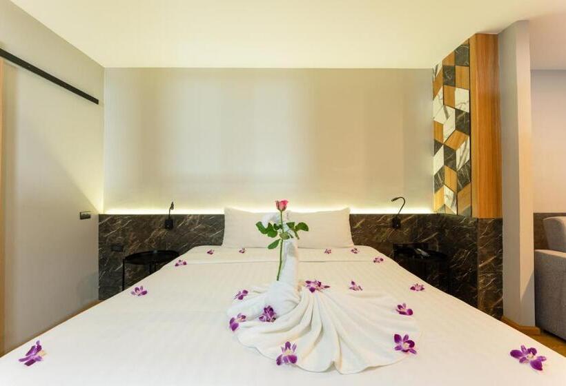 호텔 Sky Wave Patong