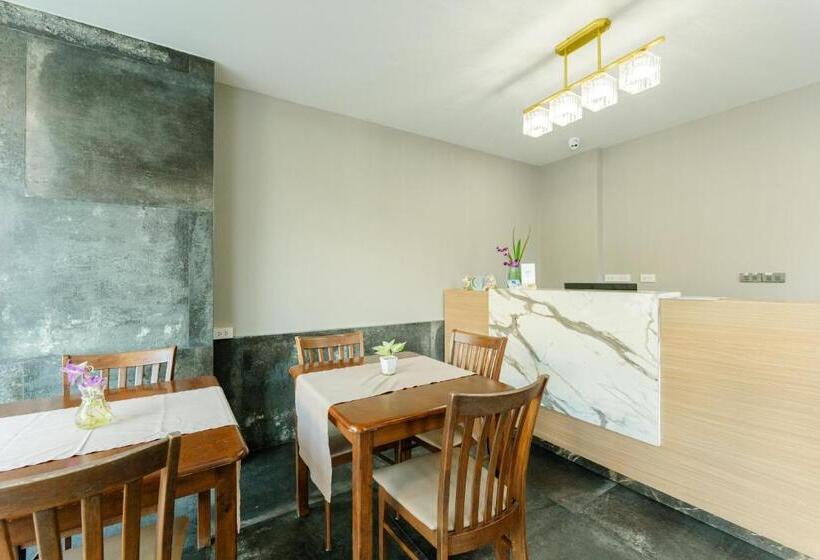 호텔 Sky Wave Patong