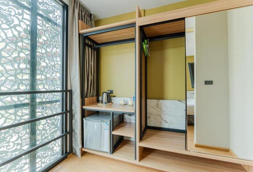 호텔 Sky Wave Patong