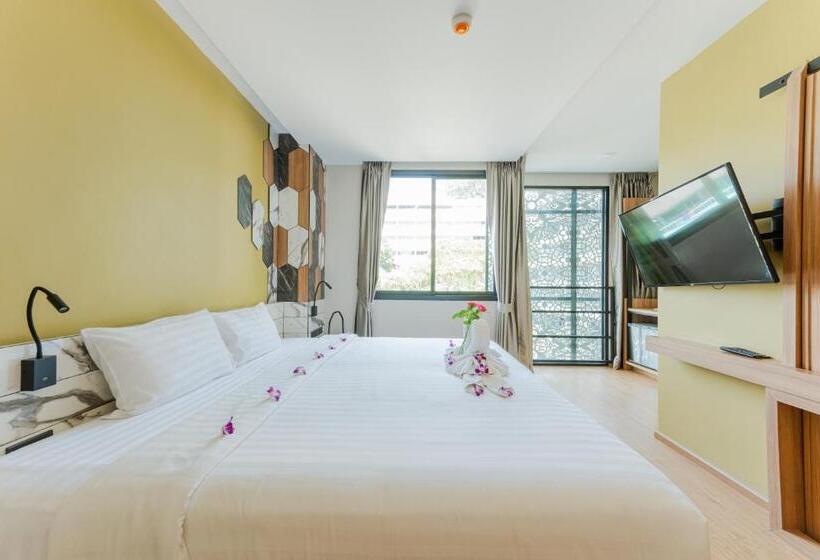 호텔 Sky Wave Patong