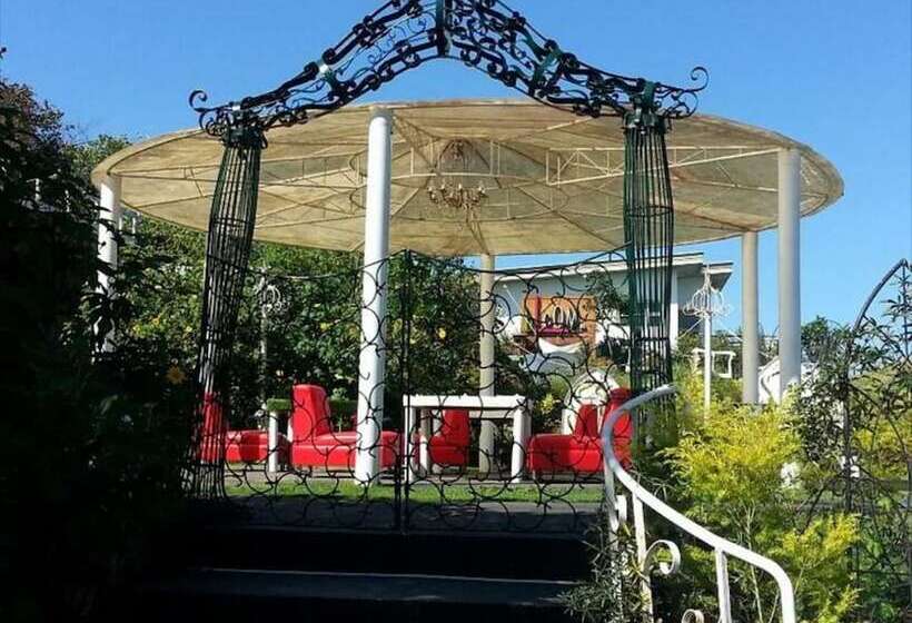 בית מלון כפרי Titus Poison Garden