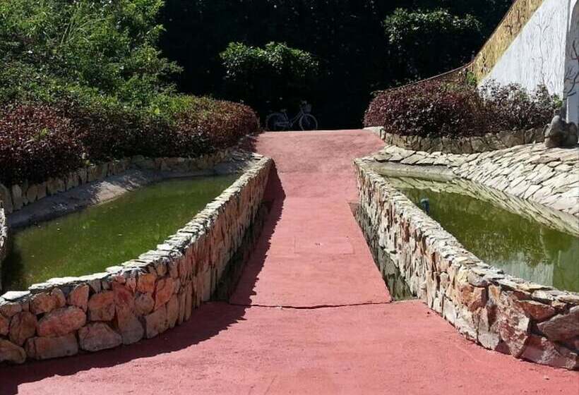 בית מלון כפרי Titus Poison Garden