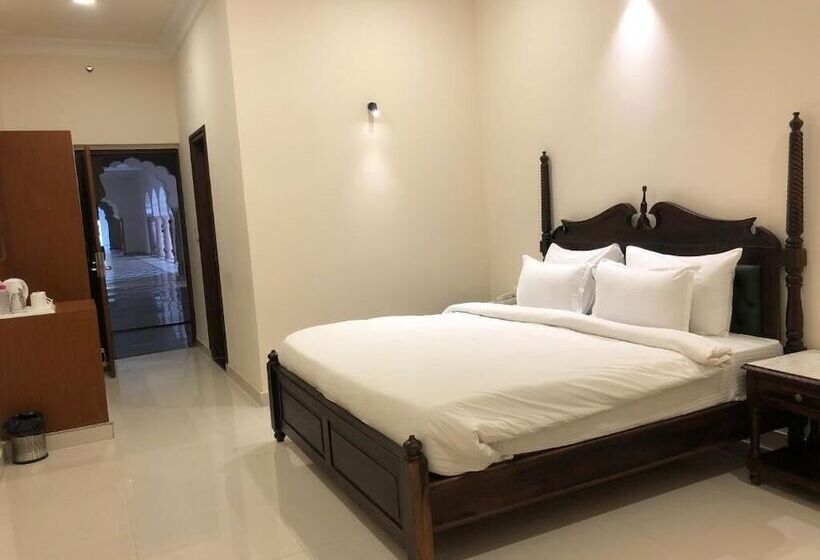Resort Raj Bagh Palace