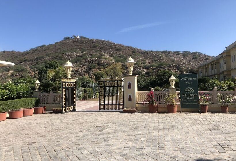 Resort Raj Bagh Palace