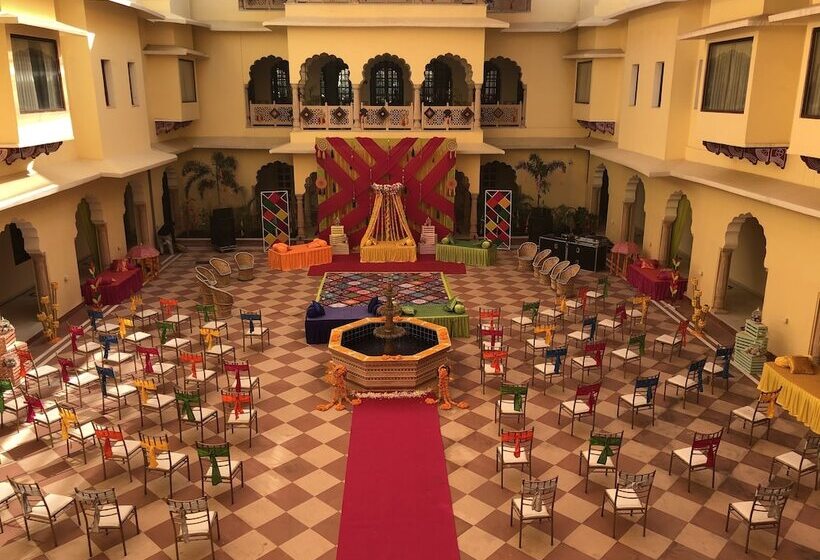 Resort Raj Bagh Palace