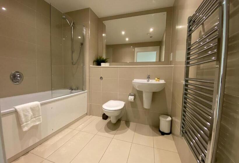 Berks Luxury Serviced Apartments , Free Parking, Free Gym And Free Wifi