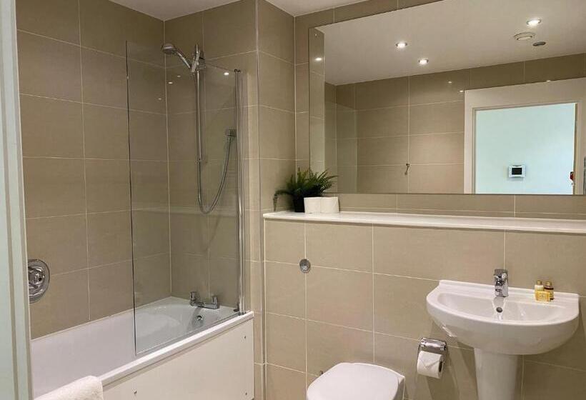 Berks Luxury Serviced Apartments , Free Parking, Free Gym And Free Wifi