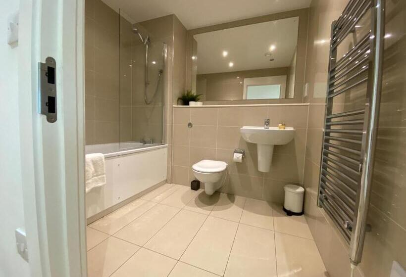 Berks Luxury Serviced Apartments , Free Parking, Free Gym And Free Wifi