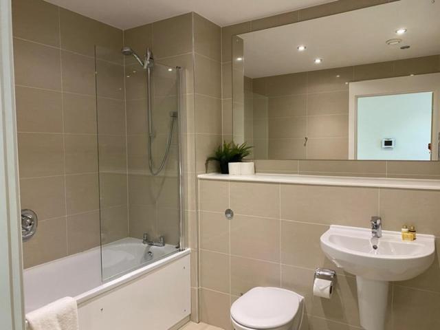 Berks Luxury Serviced Apartments , Free Parking, Free Gym And Free Wifi