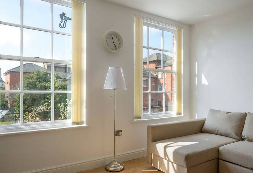 Luxurious 2 Bed Apartment In Central Bedford