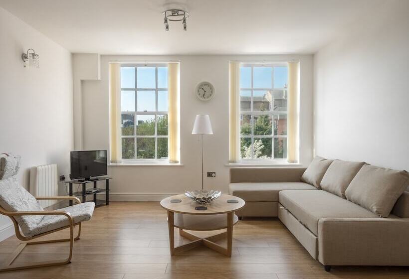 Luxurious 2 Bed Apartment In Central Bedford