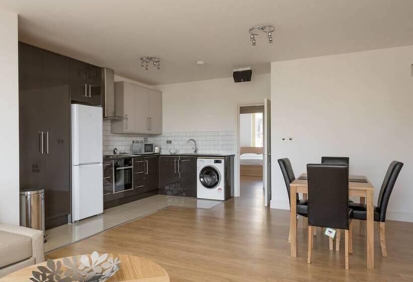Luxurious 2 Bed Apartment In Central Bedford