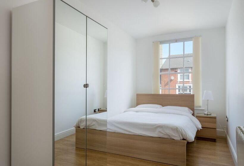 Luxurious 2 Bed Apartment In Central Bedford