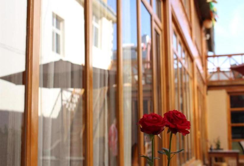 بنسيون Shangrila Namcha Bhawa Inn