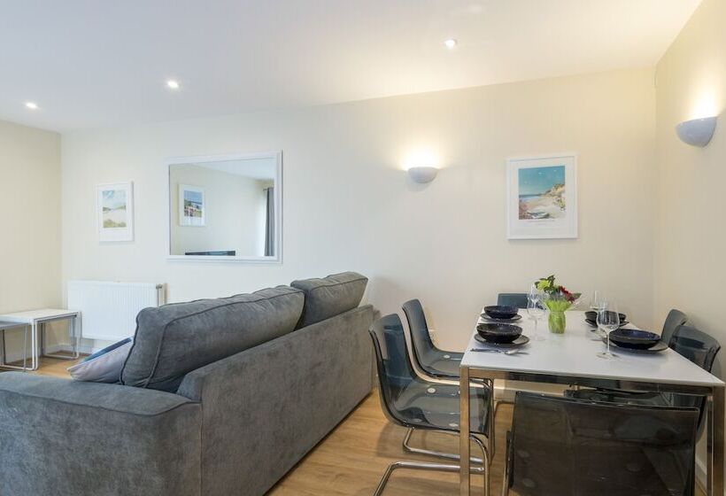 The Beach House & Porth  Sands Apartments