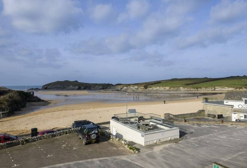 The Beach House & Porth  Sands Apartments