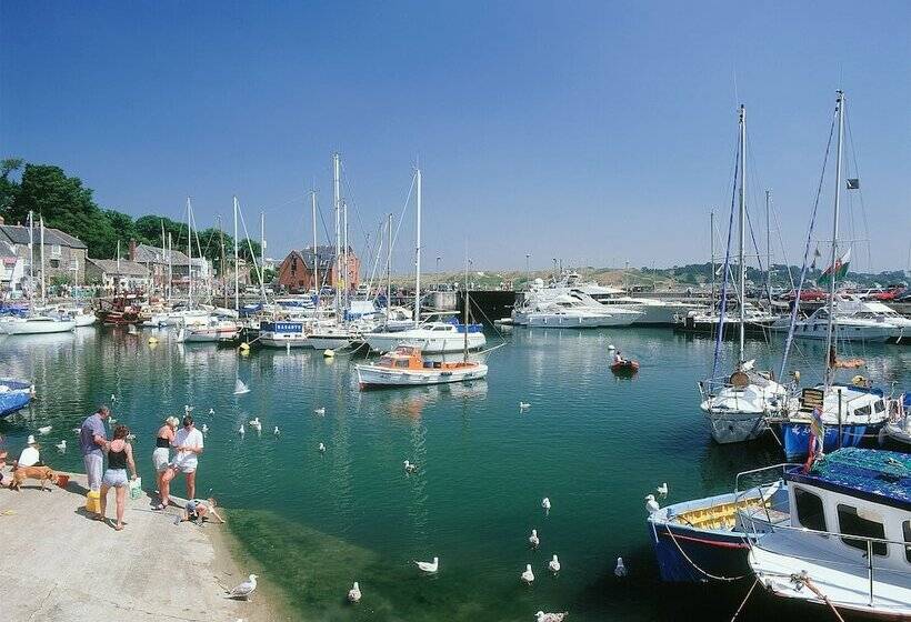 The Beach House & Porth  Sands Apartments