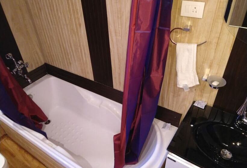 בית מלון כפרי Akbar Group Of Heritage Houseboats