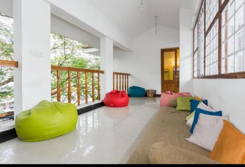 בית מלון כפרי Hostel By The Sea