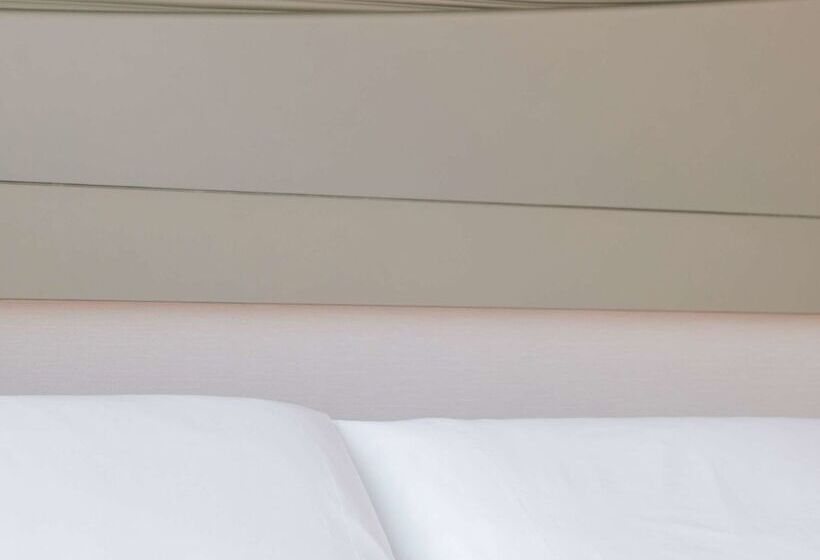 Отель Me Dubai by Melia