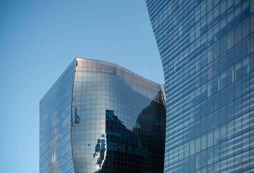 Отель Me Dubai by Melia