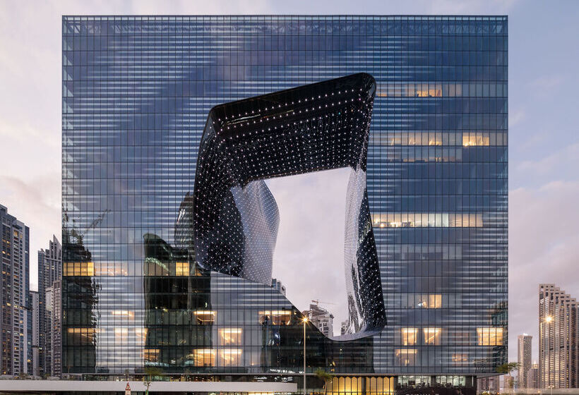 Отель Me Dubai by Melia