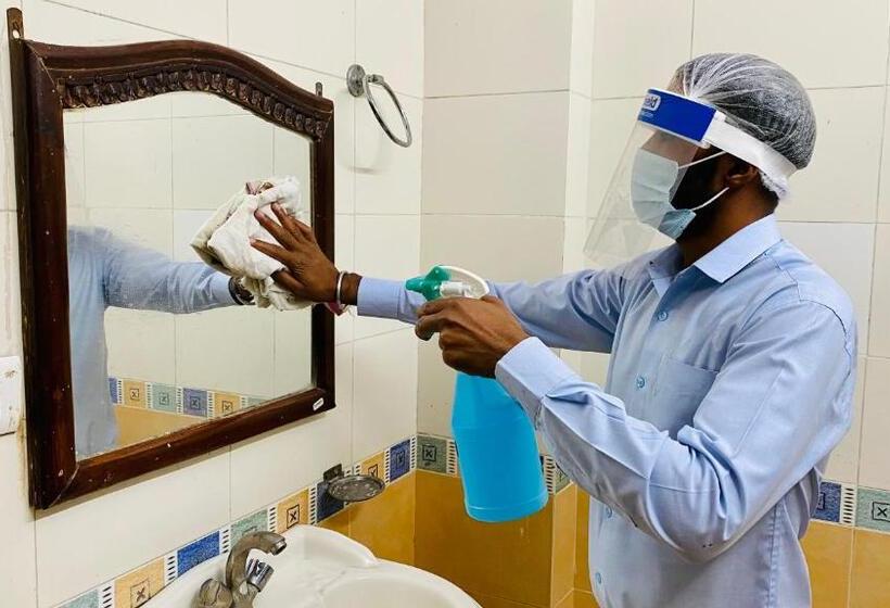 Отель Tuk Tuk Backpackers Near Railway Station Jaipur