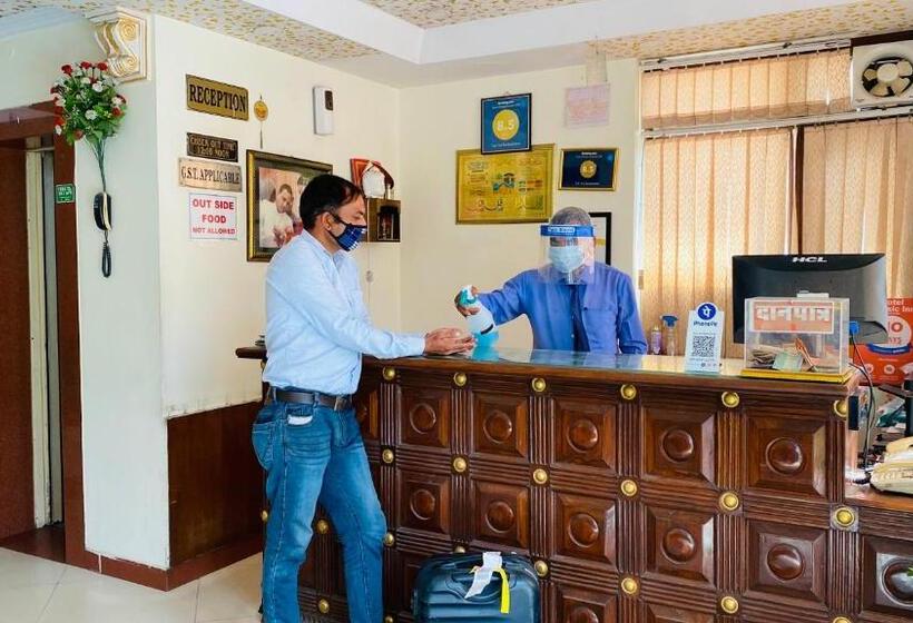 Отель Tuk Tuk Backpackers Near Railway Station Jaipur