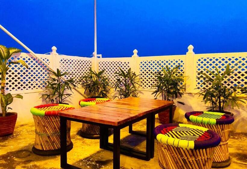 Отель Tuk Tuk Backpackers Near Railway Station Jaipur