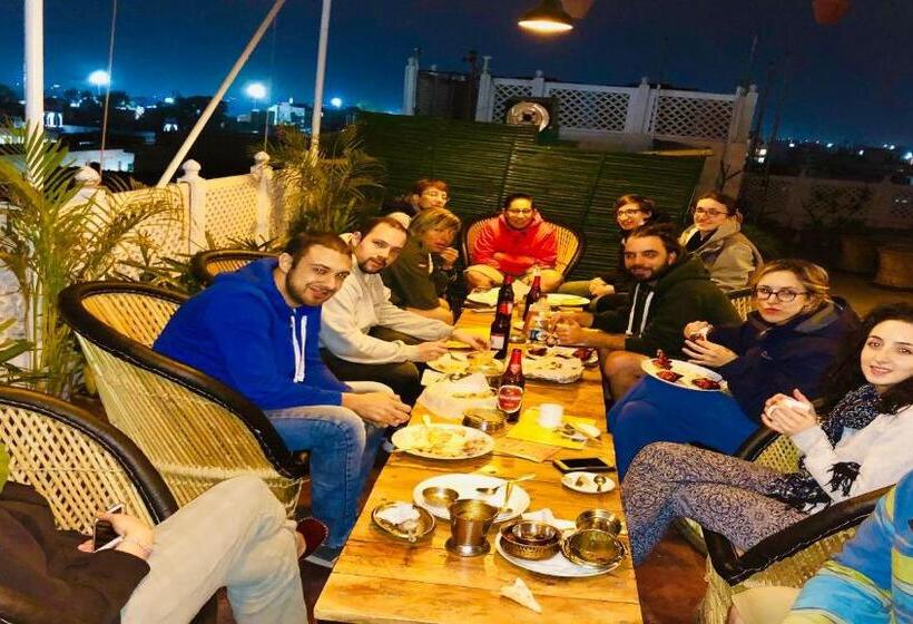 Отель Tuk Tuk Backpackers Near Railway Station Jaipur