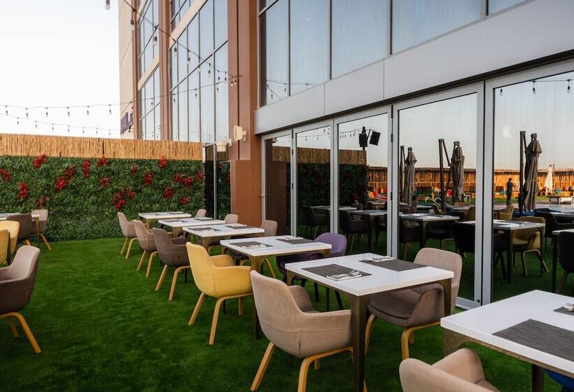 Отель Avani Ibn Battuta Dubai