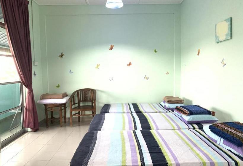 בית מלון כפרי Oyo 90015 Indah Chalet