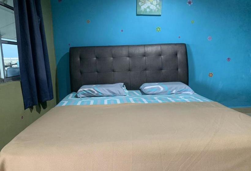 בית מלון כפרי Oyo 90015 Indah Chalet