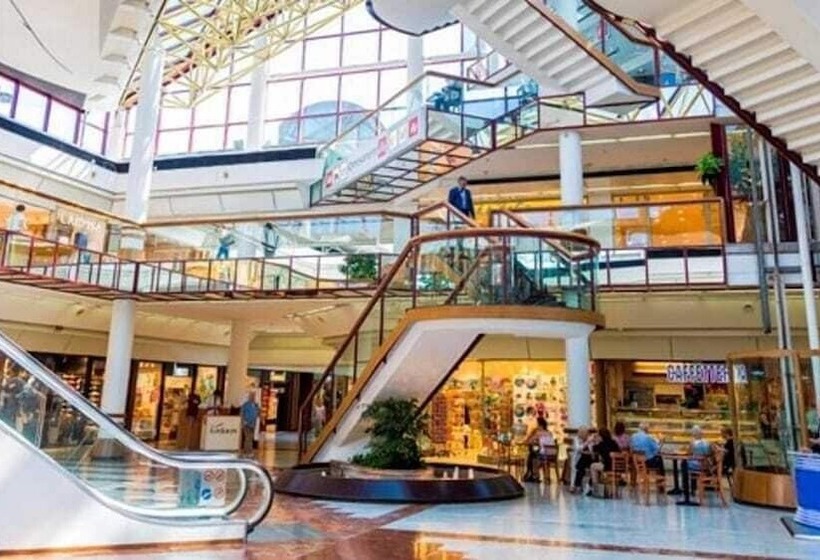 פונדק Mercure Roma Cinecitta