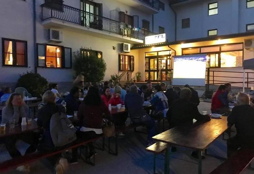 مسافرخانه Paradiso