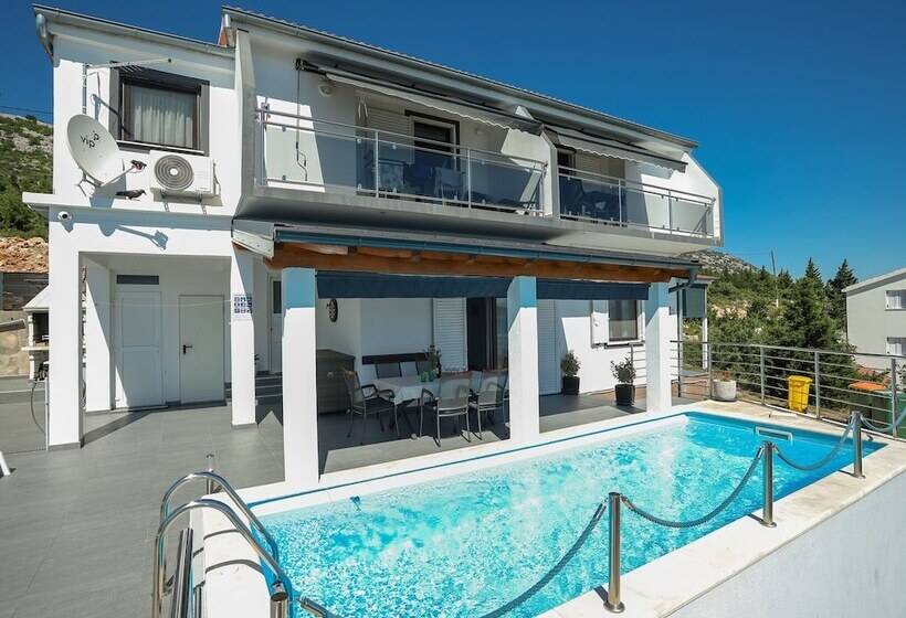 Luxury Apartment With Heated Pool In Starigrad