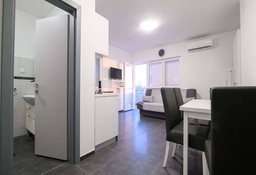 Elegant Holiday Home In Privlakaw With Garden