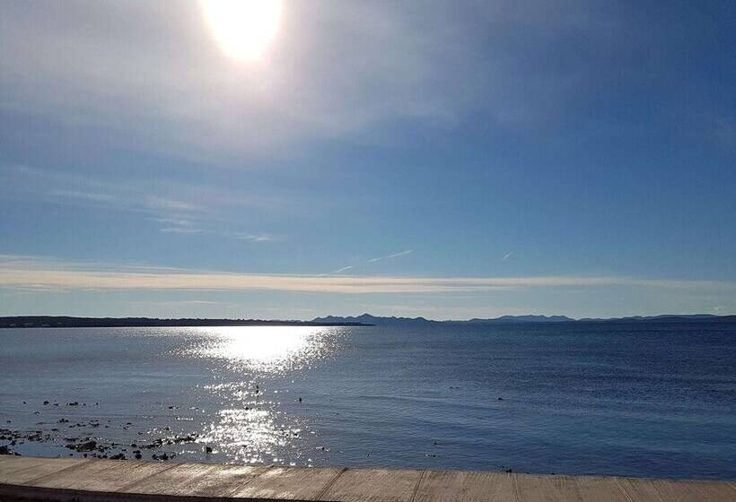 Elegant Holiday Home In Privlakaw With Garden