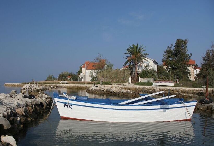 Elegant Holiday Home In Privlakaw With Garden