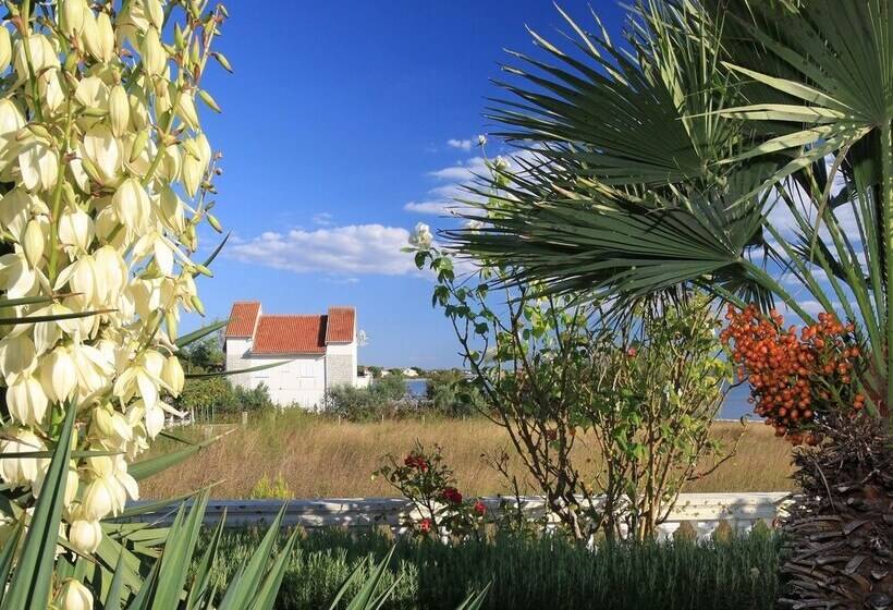 Elegant Holiday Home In Privlakaw With Garden