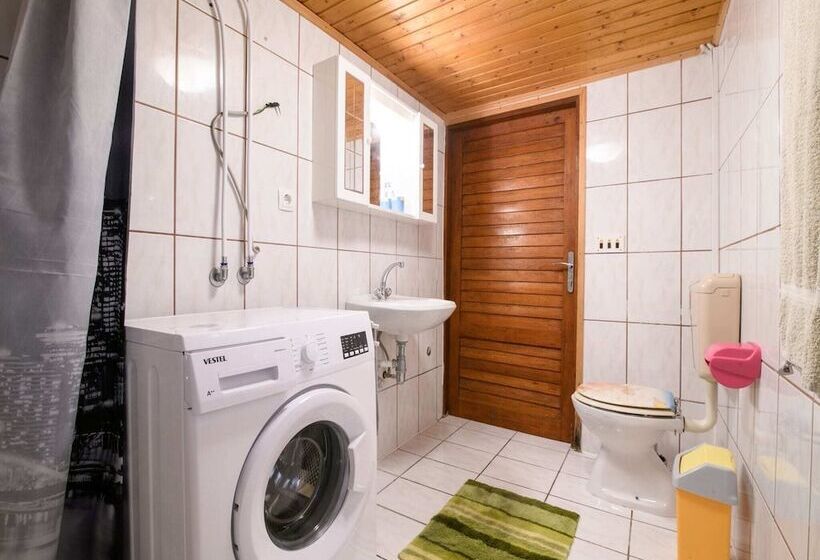 Elegant Holiday Home In Privlakaw With Garden