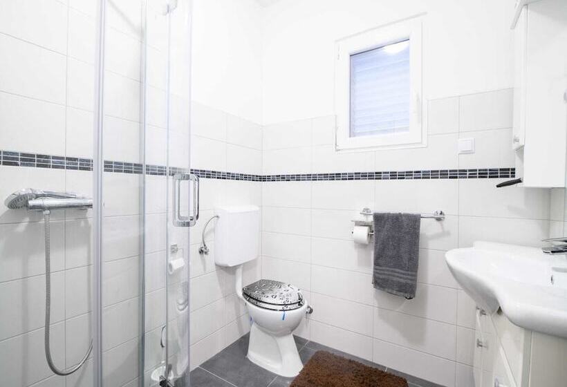 Elegant Holiday Home In Privlakaw With Garden