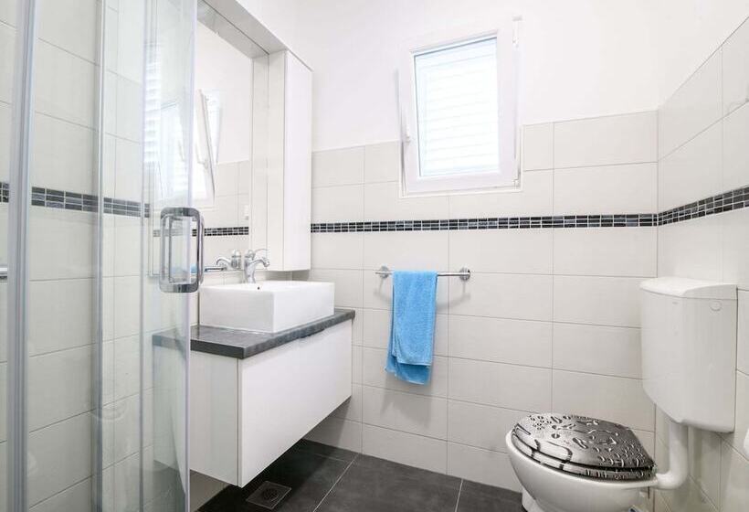 Elegant Holiday Home In Privlakaw With Garden