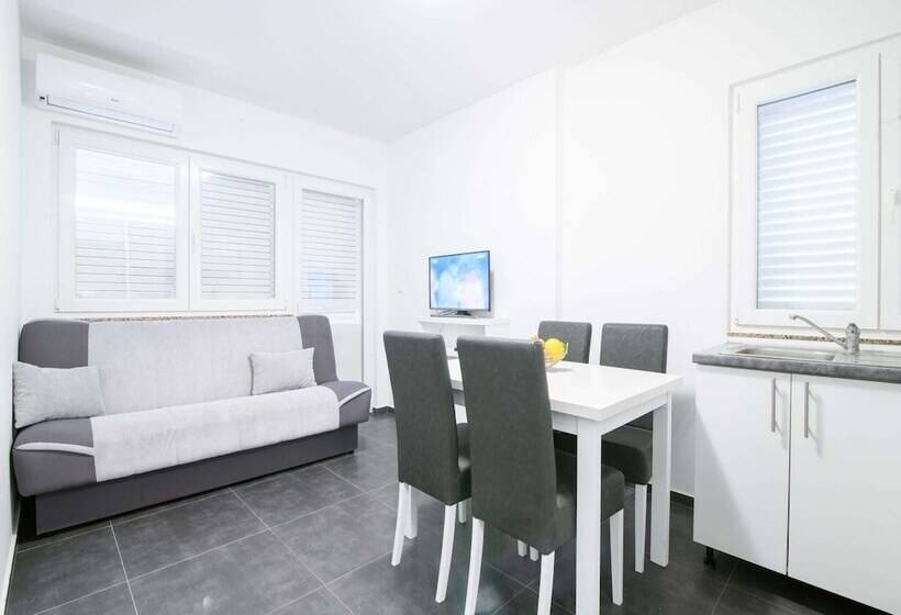 Elegant Holiday Home In Privlakaw With Garden