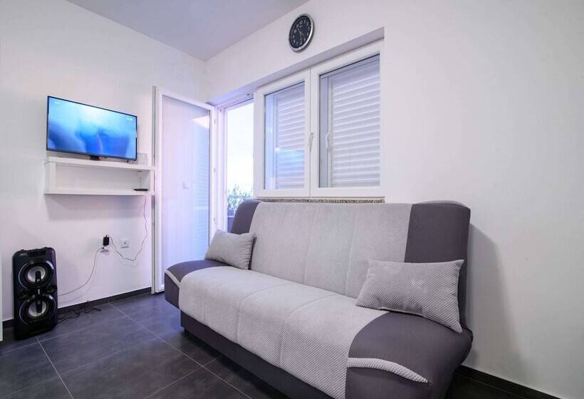 Elegant Holiday Home In Privlakaw With Garden