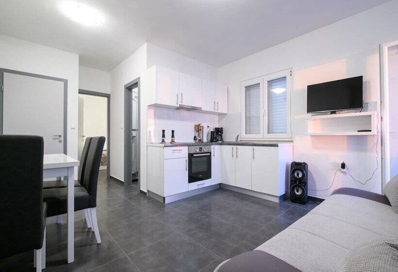 Elegant Holiday Home In Privlakaw With Garden